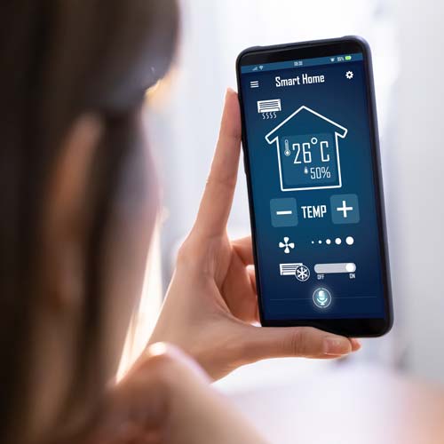 Kundin bedient über eine Smart-Home App die Temperatur ihres Hauses
